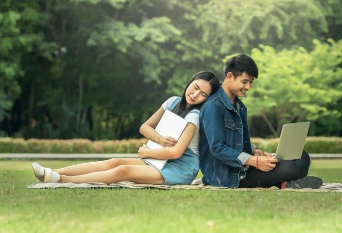 adolescents amoureux dans un parc