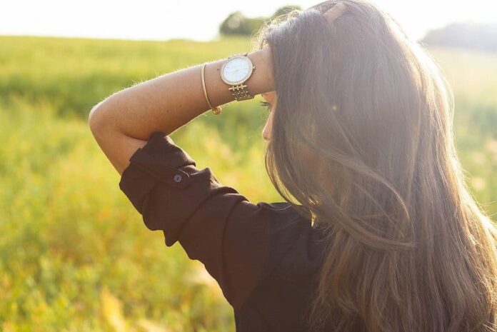 femme qui porte une montre apres l'avoir choisi